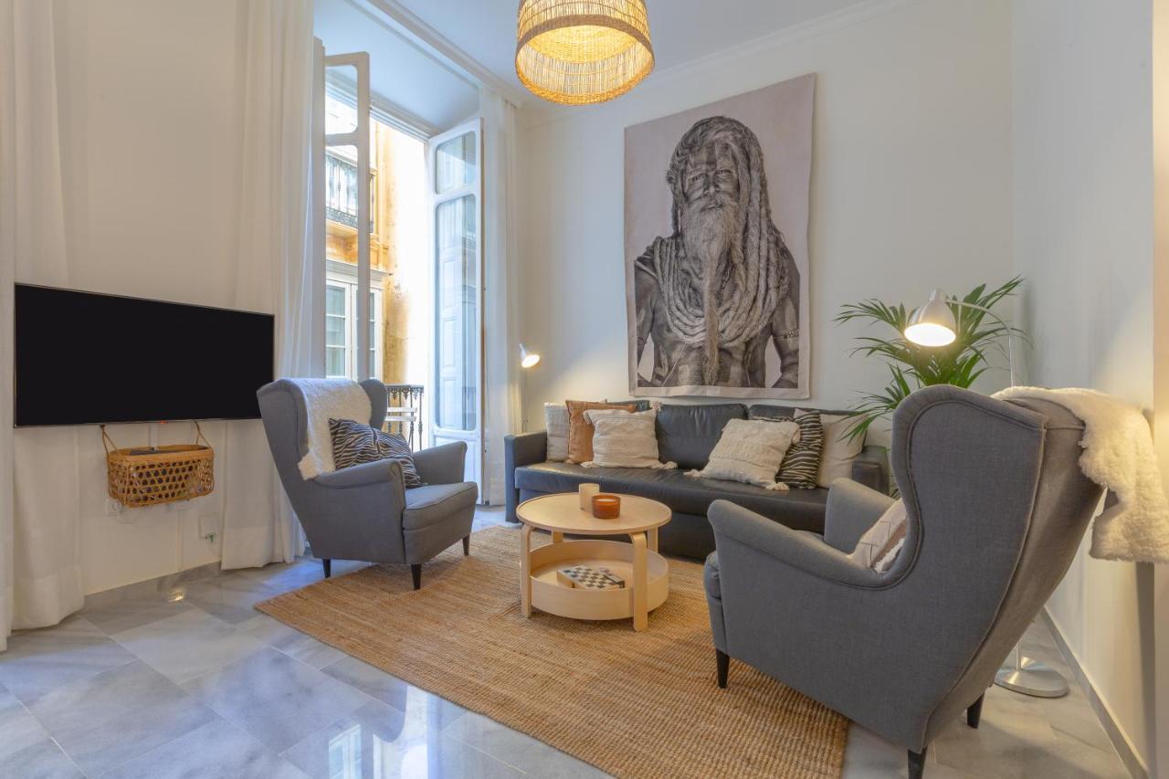 Apartamento Puerta De Larios: Three-bedroom With Balconies And Patio Málaga
