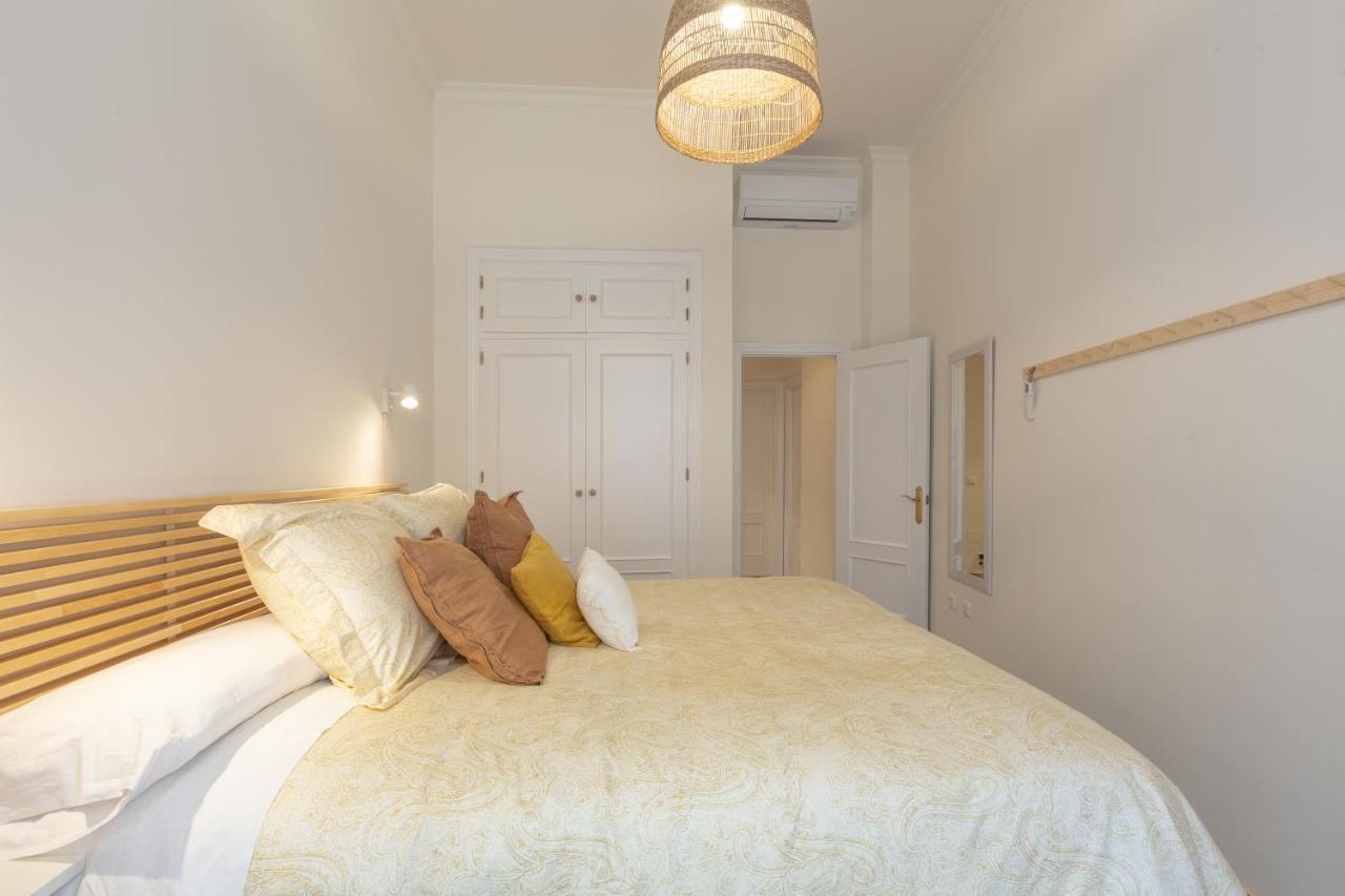 Appartamento Puerta De Larios: Three-bedroom With Balconies And Patio *