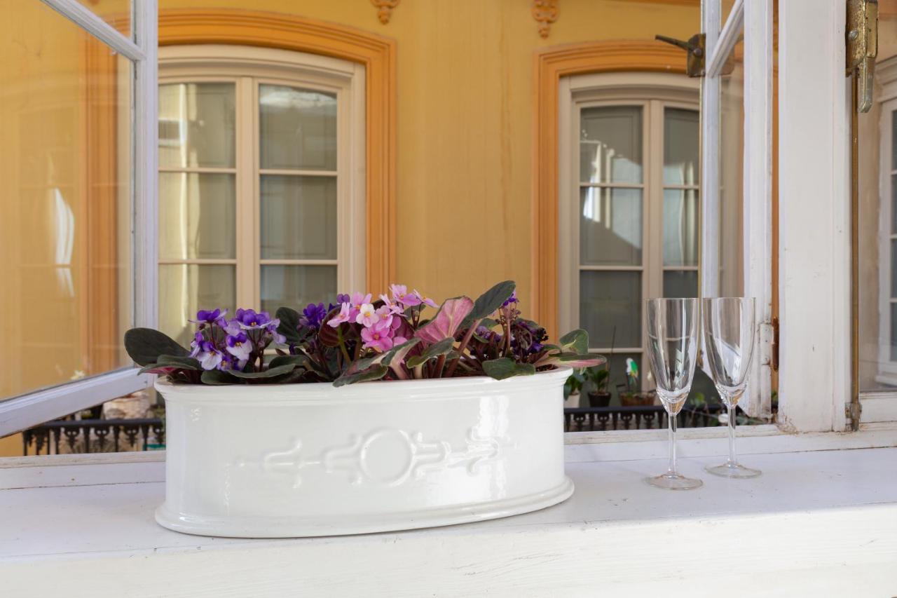 Appartamento Puerta De Larios: Three-bedroom With Balconies And Patio