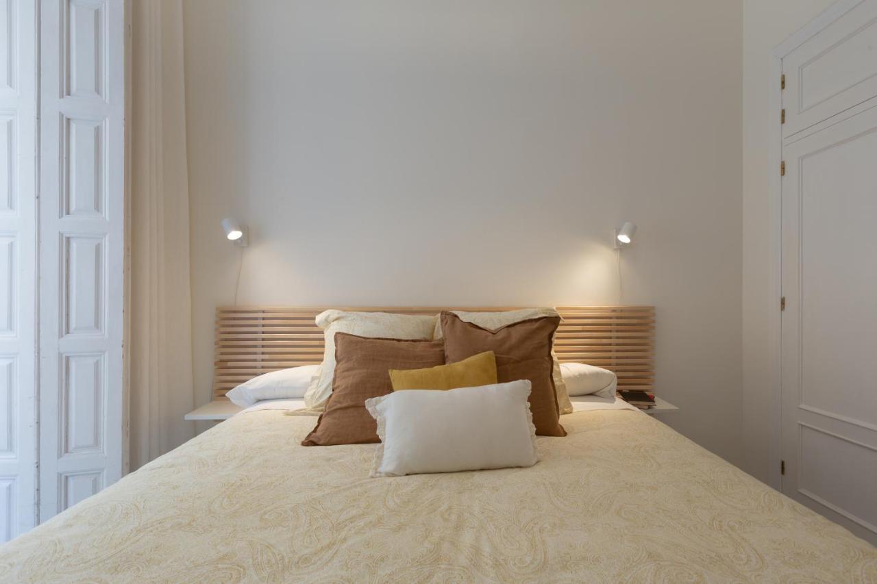 Appartamento Puerta De Larios: Three-bedroom With Balconies And Patio