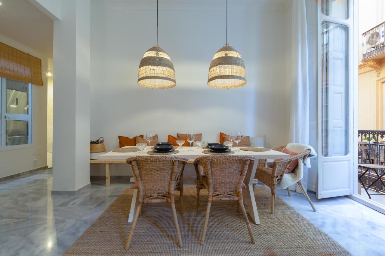 Appartamento Puerta De Larios: Three-bedroom With Balconies And Patio *